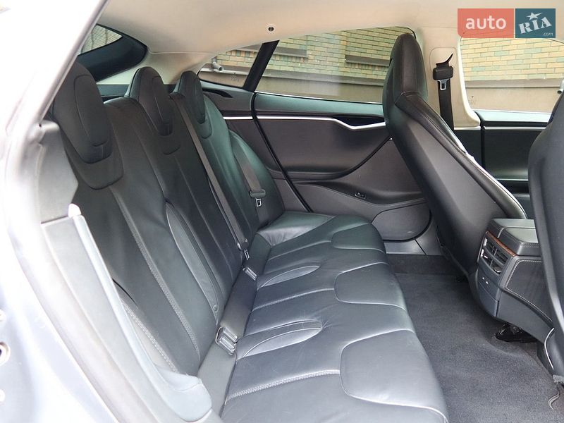 Ліфтбек Tesla Model S 2014 в Дніпрі