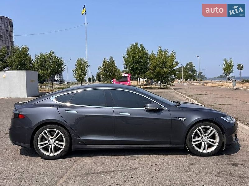 Лифтбек Tesla Model S 2015 в Черкассах