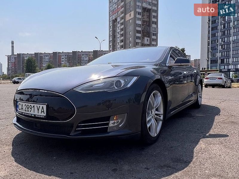 Лифтбек Tesla Model S 2015 в Черкассах