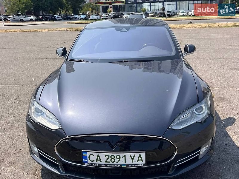 Лифтбек Tesla Model S 2015 в Черкассах
