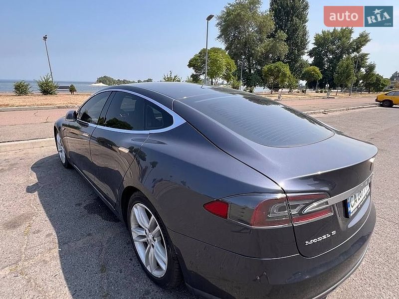 Лифтбек Tesla Model S 2015 в Черкассах
