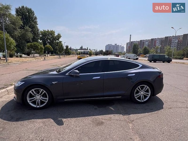 Лифтбек Tesla Model S 2015 в Черкассах