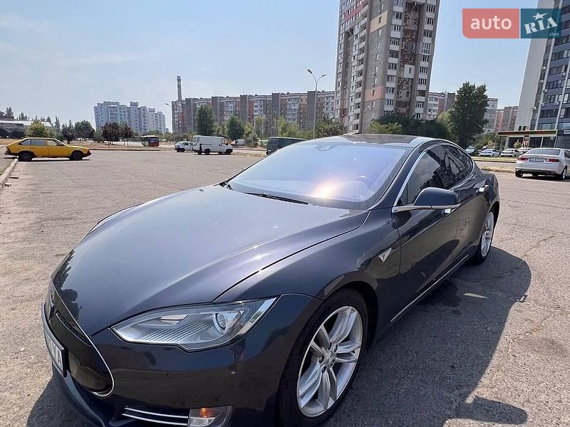 Лифтбек Tesla Model S 2015 в Черкассах