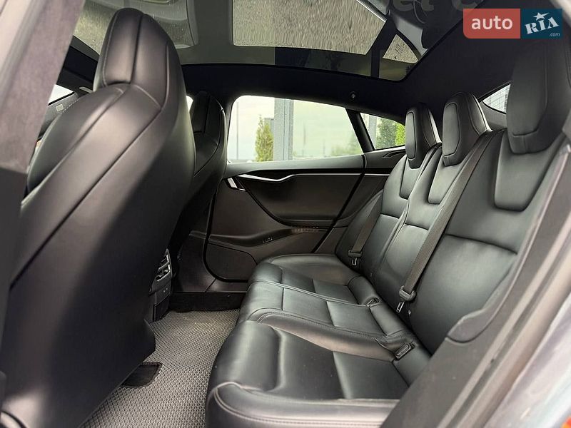 Лифтбек Tesla Model S 2018 в Львове