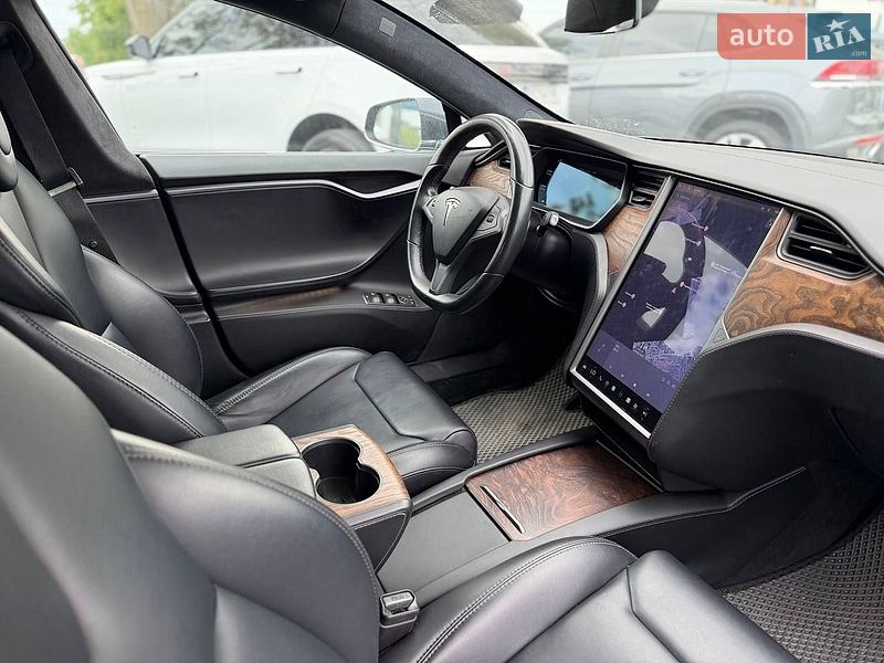 Лифтбек Tesla Model S 2018 в Львове