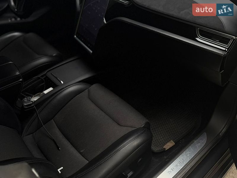 Ліфтбек Tesla Model S 2017 в Києві