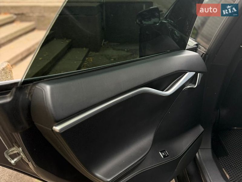 Лифтбек Tesla Model S 2017 в Киеве фото 22 Лифтбек Tesla Model S 2017 в Киеве
