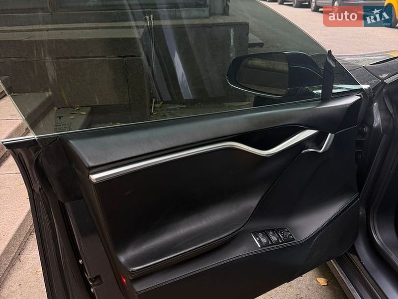 Лифтбек Tesla Model S 2017 в Киеве фото 29 Лифтбек Tesla Model S 2017 в Киеве