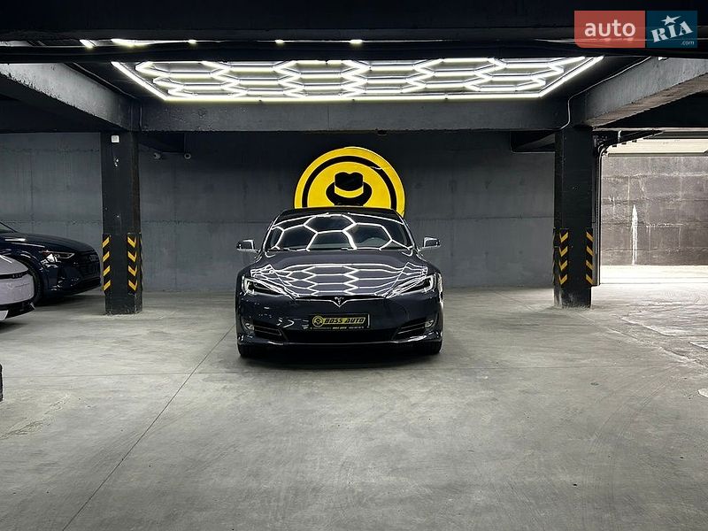Лифтбек Tesla Model S 2020 в Черновцах