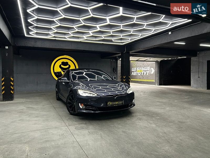 Лифтбек Tesla Model S 2020 в Черновцах