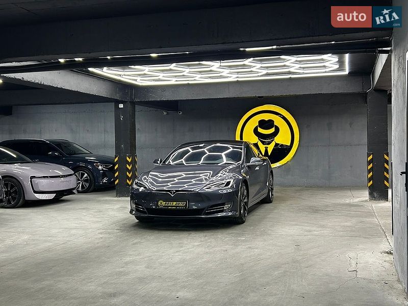Лифтбек Tesla Model S 2020 в Черновцах
