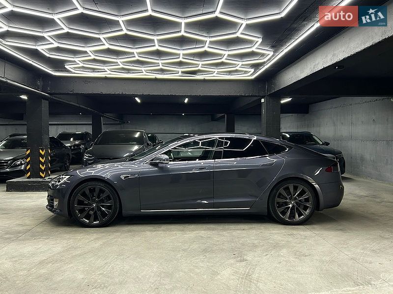 Лифтбек Tesla Model S 2020 в Черновцах
