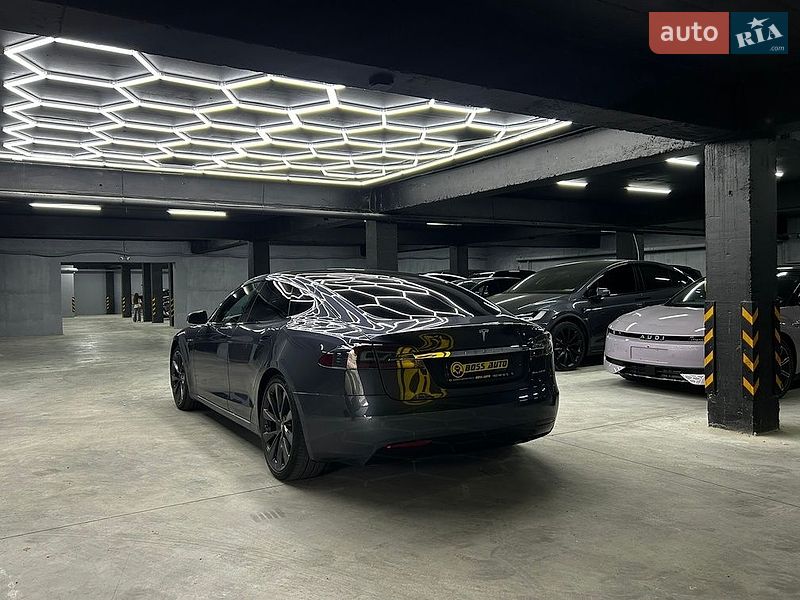Лифтбек Tesla Model S 2020 в Черновцах