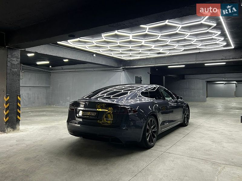 Лифтбек Tesla Model S 2020 в Черновцах