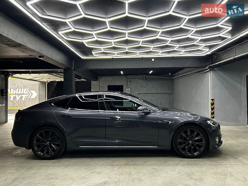Лифтбек Tesla Model S 2020 в Черновцах