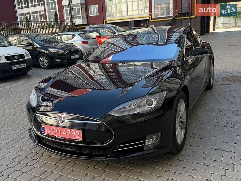 Лифтбек Tesla Model S 2015 в Ивано-Франковске