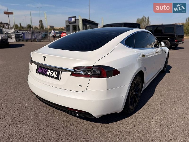 Лифтбек Tesla Model S 2016 в Кривом Роге
