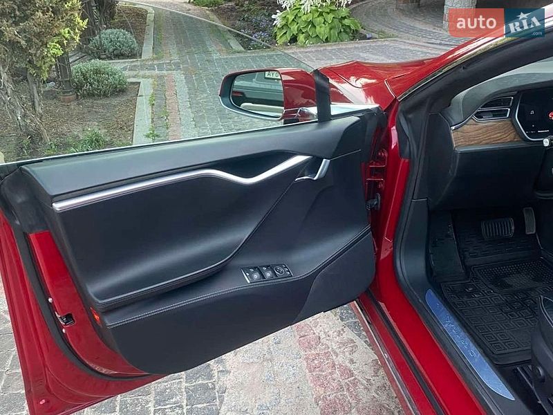 Ліфтбек Tesla Model S 2016 в Харкові