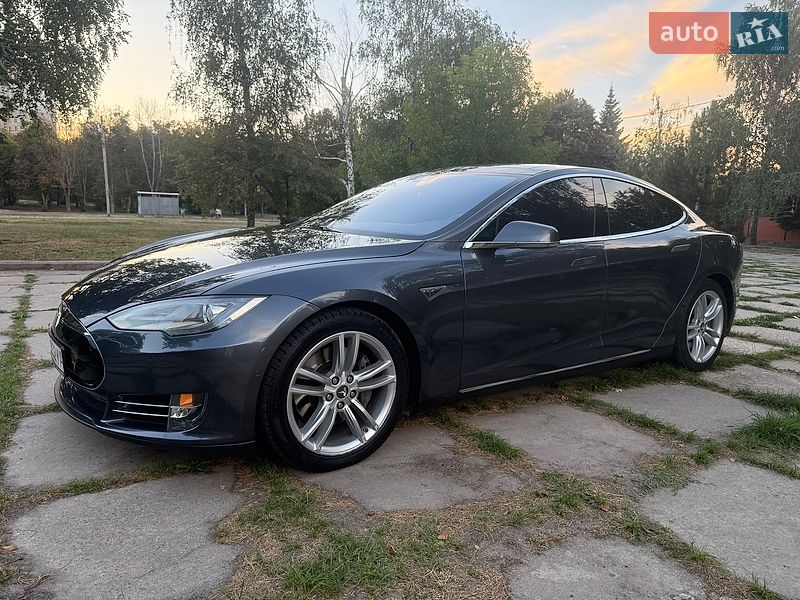 Ліфтбек Tesla Model S 2015 в Харкові