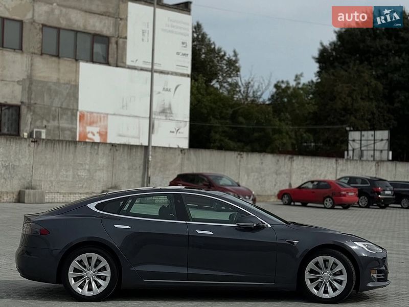 Лифтбек Tesla Model S 2018 в Львове