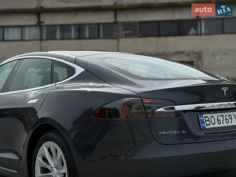 Лифтбек Tesla Model S 2018 в Львове