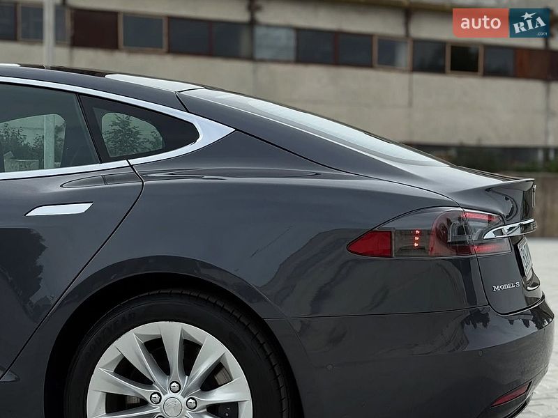 Лифтбек Tesla Model S 2018 в Львове