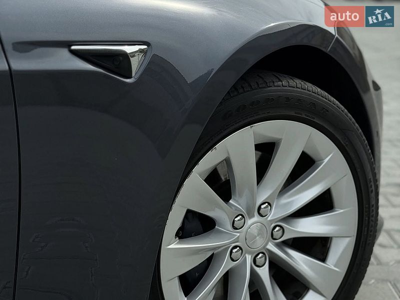 Лифтбек Tesla Model S 2018 в Львове