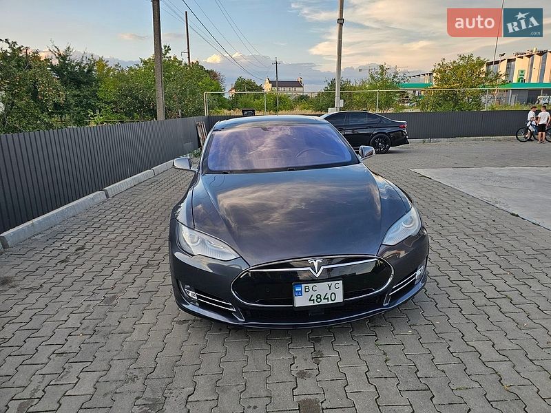 Ліфтбек Tesla Model S 2015 в Львові