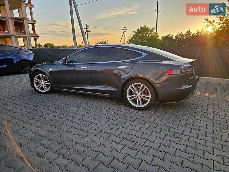 Ліфтбек Tesla Model S 2015 в Львові