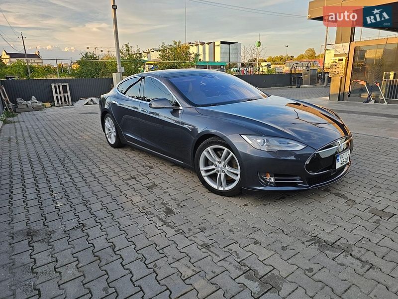 Ліфтбек Tesla Model S 2015 в Львові