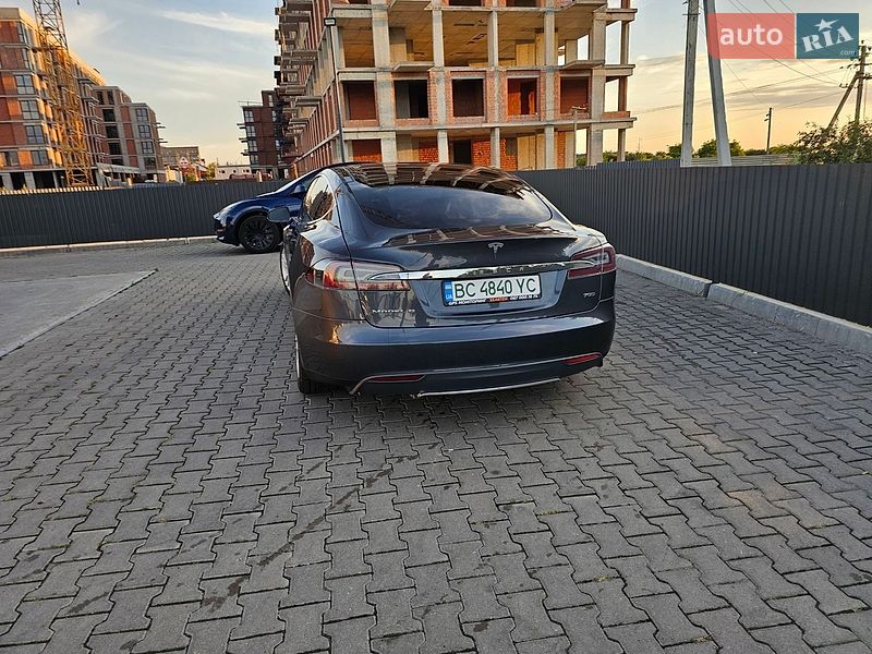 Ліфтбек Tesla Model S 2015 в Львові