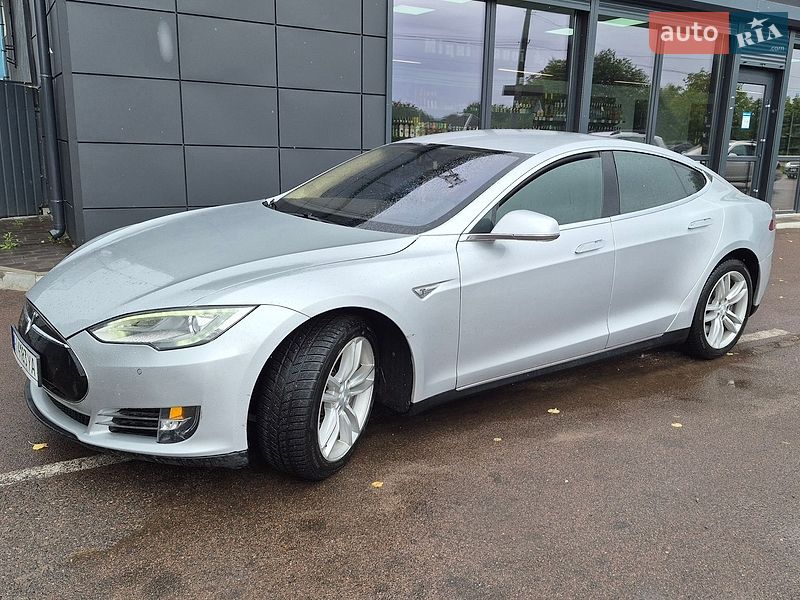 Ліфтбек Tesla Model S 2014 в Ніжині