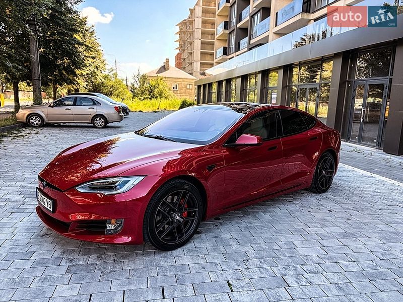 Лифтбек Tesla Model S 2019 в Черновцах