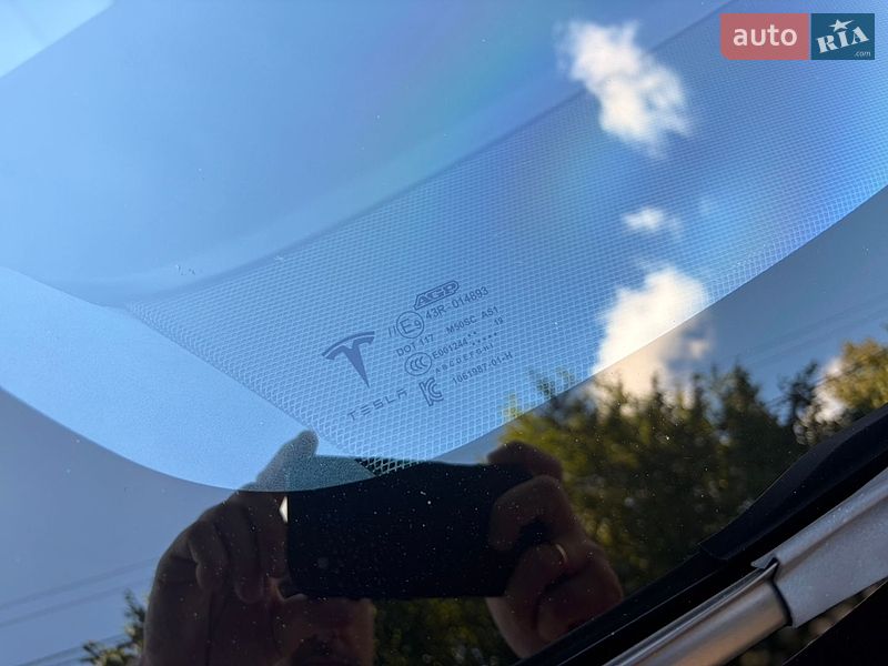 Лифтбек Tesla Model S 2019 в Черновцах