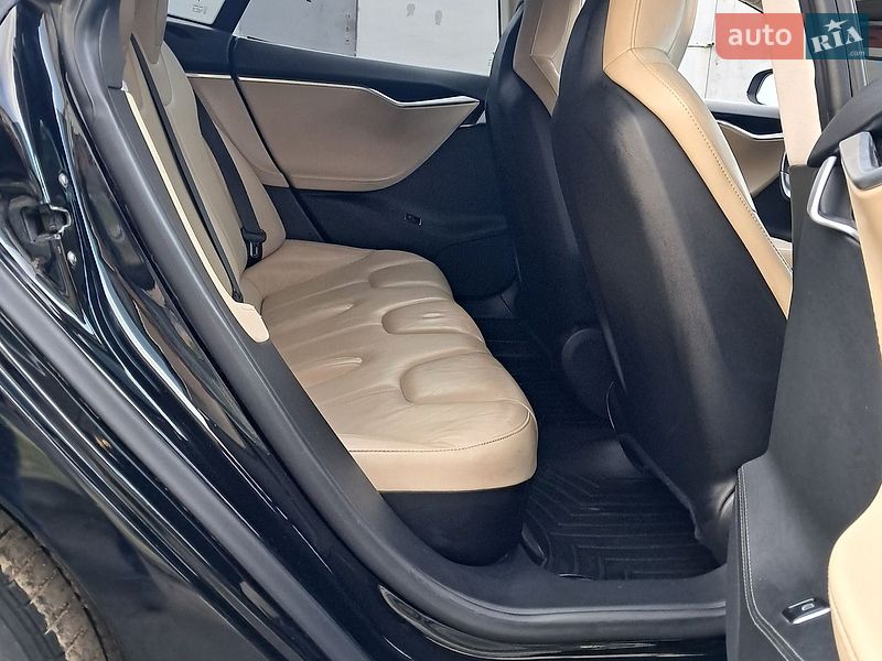 Ліфтбек Tesla Model S 2015 в Вінниці