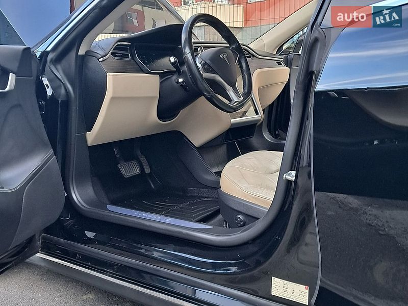 Ліфтбек Tesla Model S 2015 в Вінниці