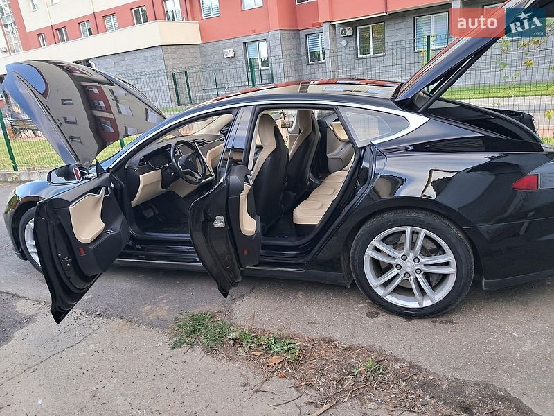 Ліфтбек Tesla Model S 2015 в Вінниці