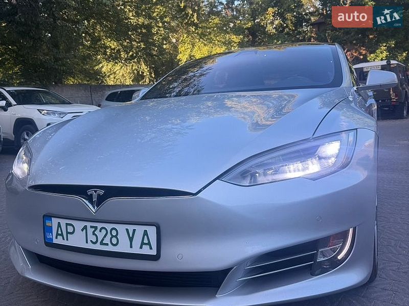 Tesla Model S, photos from the listing