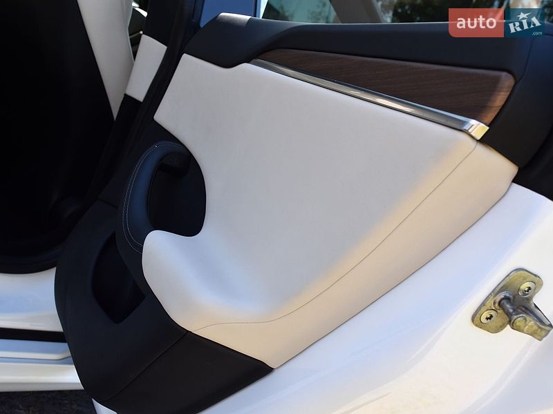 Лифтбек Tesla Model S 2023 в Дрогобыче