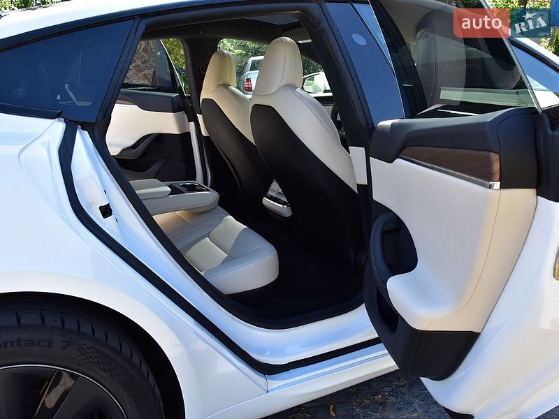 Лифтбек Tesla Model S 2023 в Дрогобыче
