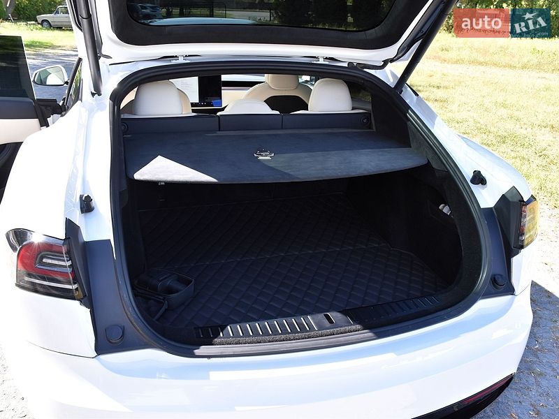Лифтбек Tesla Model S 2023 в Дрогобыче