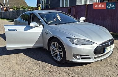 Ліфтбек Tesla Model S 2014 в Ніжині