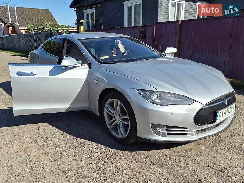Ліфтбек Tesla Model S 2014 в Ніжині