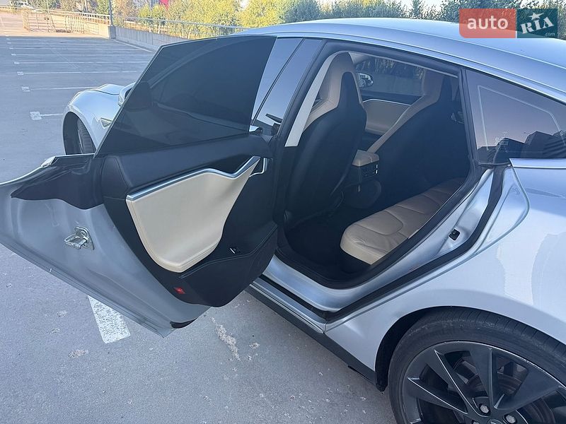 Ліфтбек Tesla Model S 2015 в Києві