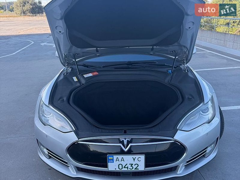 Ліфтбек Tesla Model S 2015 в Києві