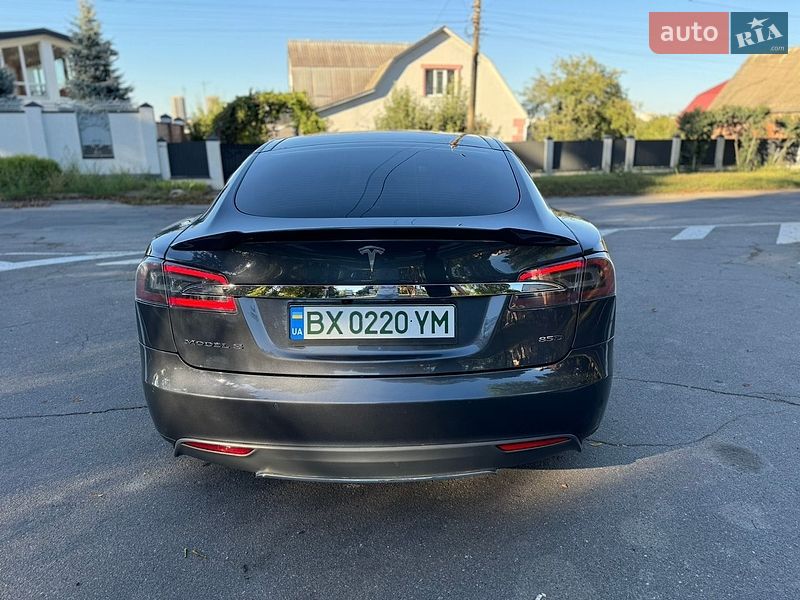 Лифтбек Tesla Model S 2015 в Виннице