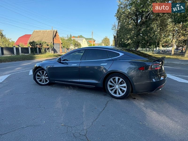 Лифтбек Tesla Model S 2015 в Виннице