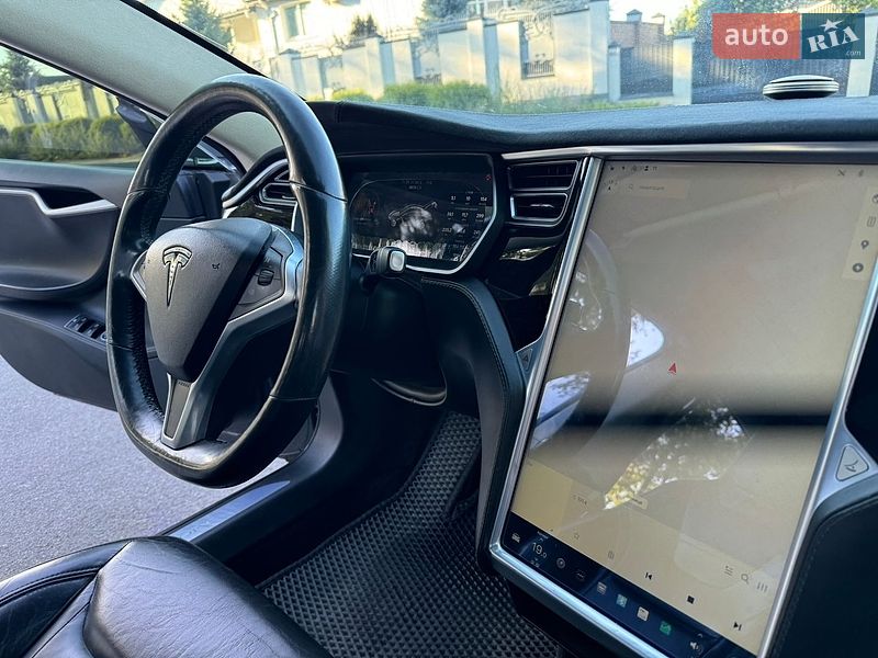Лифтбек Tesla Model S 2015 в Виннице
