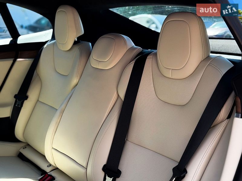 Лифтбек Tesla Model S 2024 в Киеве
