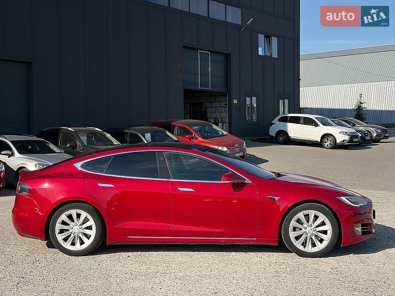 Лифтбек Tesla Model S 2018 в Львове